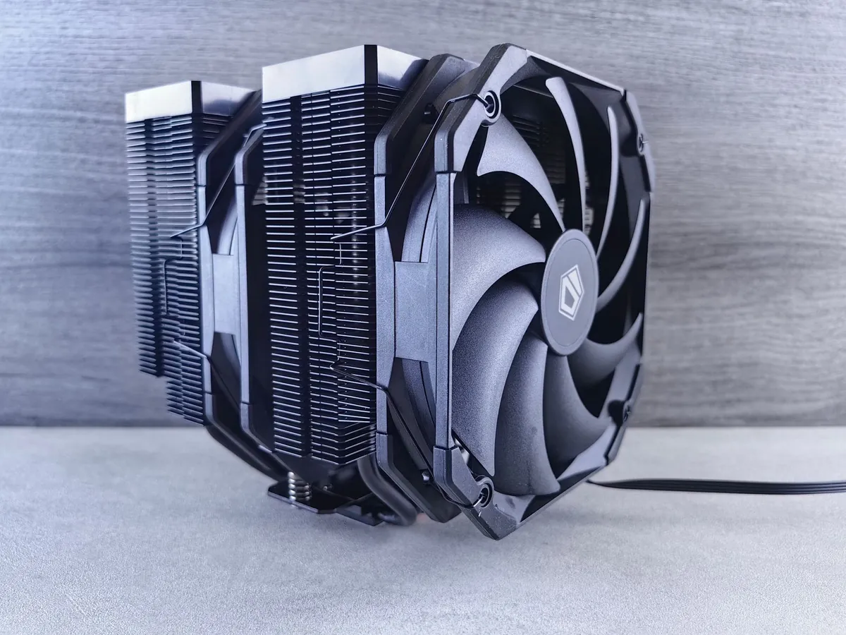 HWMonitor showing CPU temperatures and fan speeds